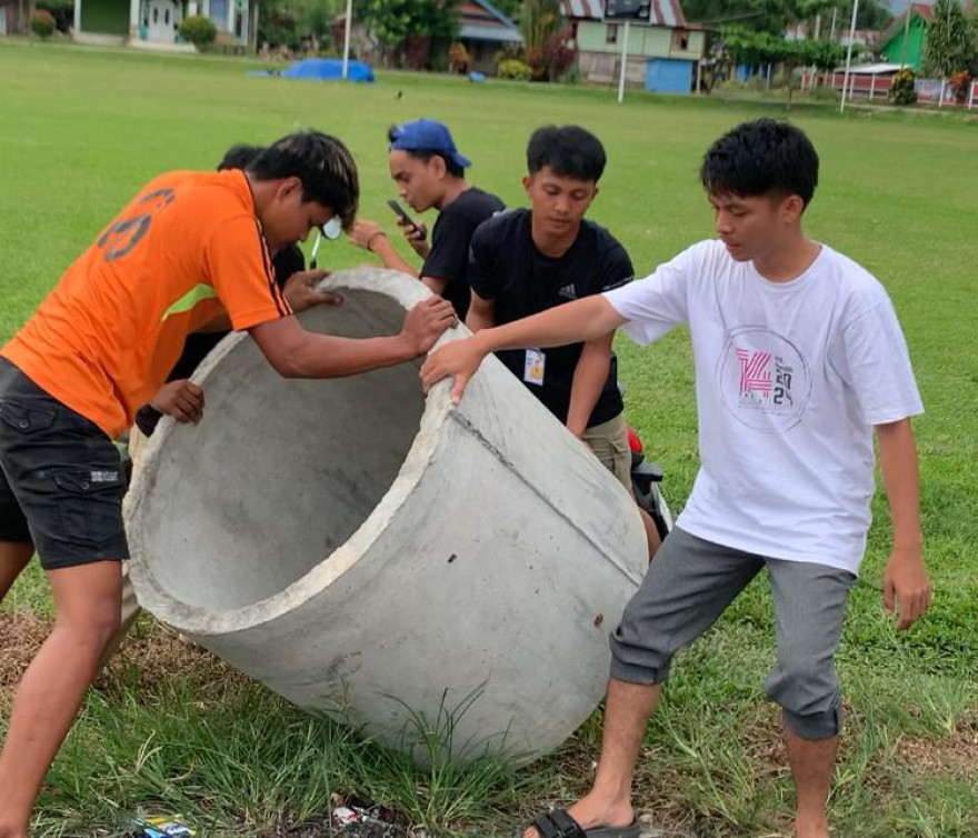 Peningkatan Kebersihan Lingkungan : Pemasangan Tempat Sampah di Lapangan Ambe Ma'a Desa Jalajja Bersama KKN Tematik UNCP